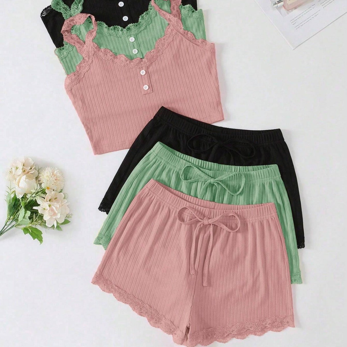 Negligé- und Morgenmantel-Set aus Satin mit Spitzen-Details, tiefem Dekolleté vorne und hinten sowie Spaghettiträgern