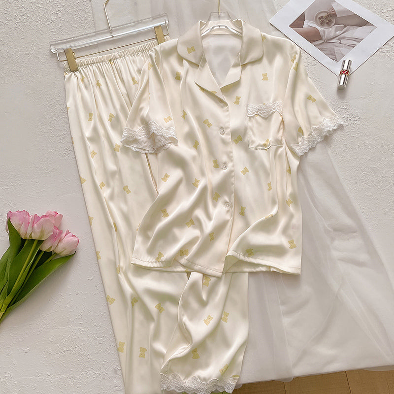 Negligé- und Morgenmantel-Set aus Satin mit Spitzen-Details, tiefem Dekolleté vorne und hinten sowie Spaghettiträgern