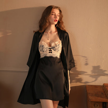 Camicia da notte in raso con spacco profondo sulla schiena e spalline incrociate