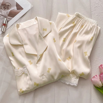 Completo vestaglia e camicia da notte in raso con spalline in corda, dettagli in pizzo sul petto e sulla schiena