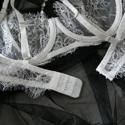 Satin-Nachthemd- und Morgenmantel-Set mit Spitzendetails und schmalen Trägern