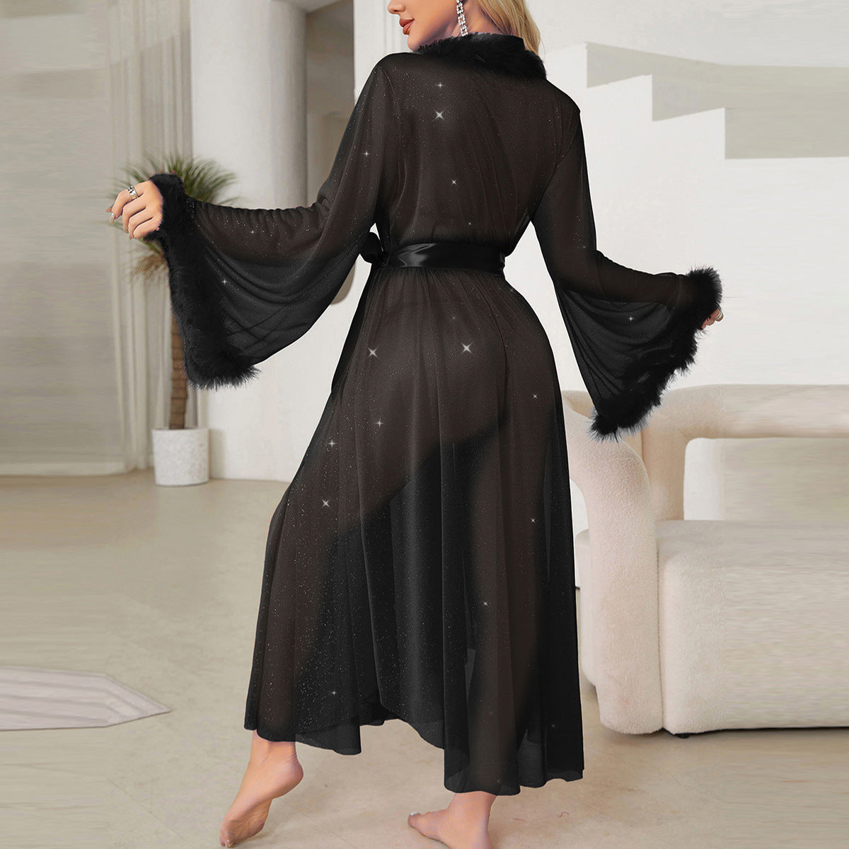 Vestaglia in tulle trasparente glitterato con dettagli in piume e cintura in vita