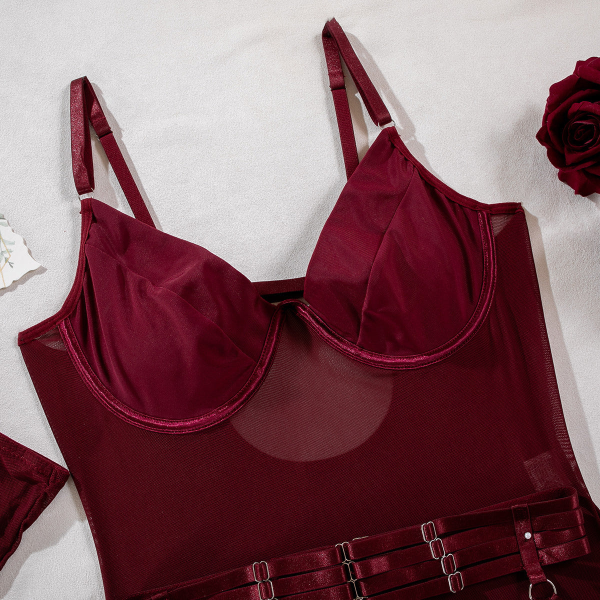 Negligé- und Morgenmantel-Set aus Satin mit Spitzen-Details, tiefem Dekolleté vorne und hinten sowie Spaghettiträgern