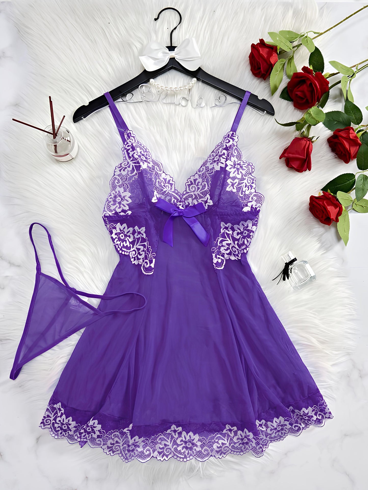 Negligé- und Morgenmantel-Set aus Satin mit Spitzen-Details, tiefem Dekolleté vorne und hinten sowie Spaghettiträgern
