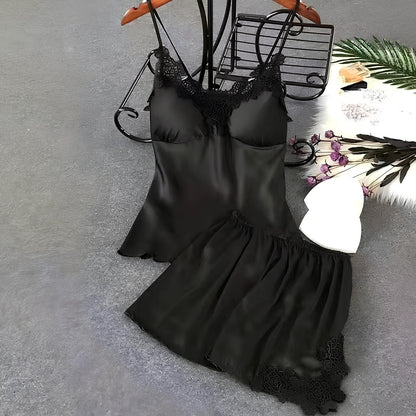 Completo vestaglia e camicia da notte in raso con spalline in corda, dettagli in pizzo sul petto e sulla schiena