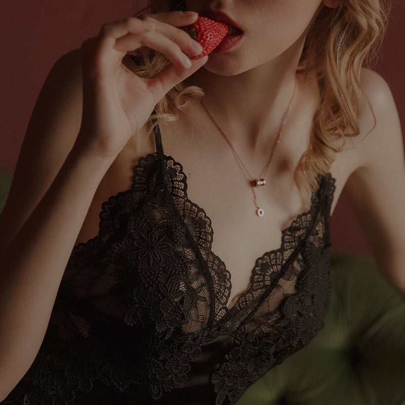 Satin-Nachthemd mit tiefem Schlitz, überkreuzten Rückenträgern und tiefem Dekolleté
