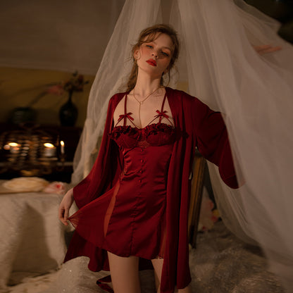 Negligé- und Morgenmantel-Set aus Satin mit Spitzen-Details, tiefem Dekolleté vorne und hinten sowie Spaghettiträgern