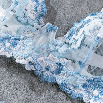 Satin-Nachthemd- und Morgenmantel-Set mit Spitzendetails und schmalen Trägern