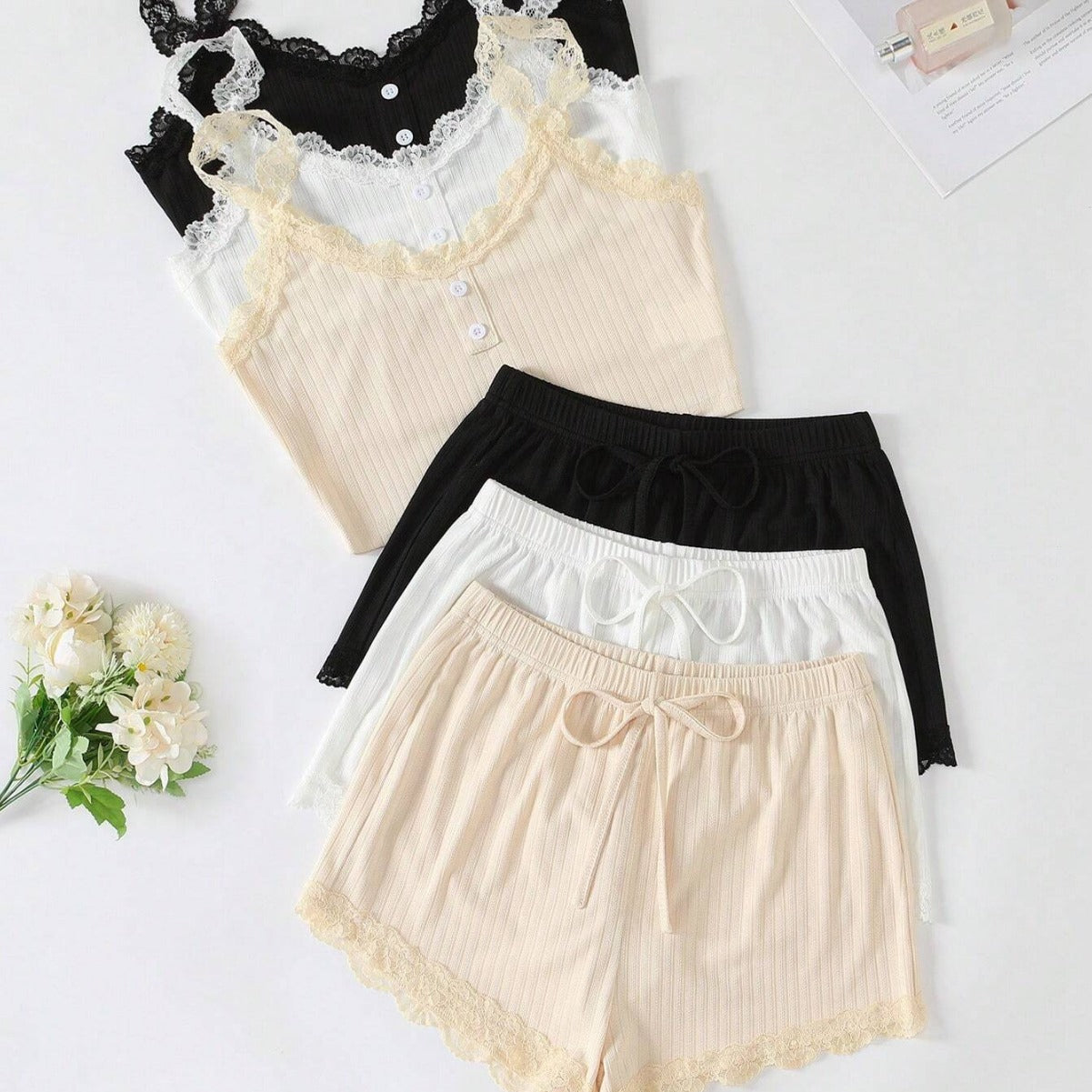 Negligé- und Morgenmantel-Set aus Satin mit Spitzen-Details, tiefem Dekolleté vorne und hinten sowie Spaghettiträgern