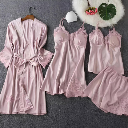 Completo vestaglia e camicia da notte in raso con spalline in corda, dettagli in pizzo sul petto e sulla schiena