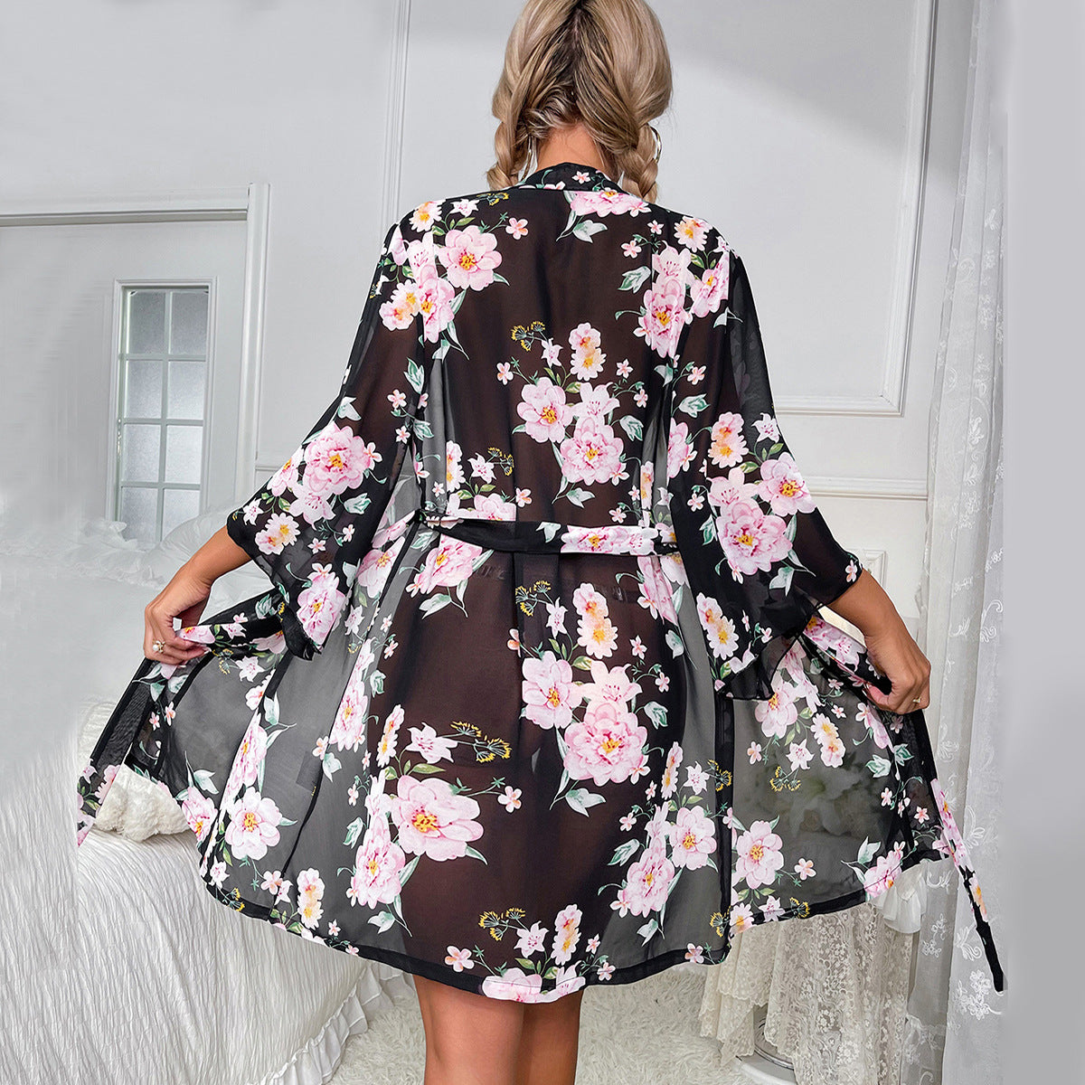 Vestaglia corta in chiffon con cintura in vita e motivo floreale