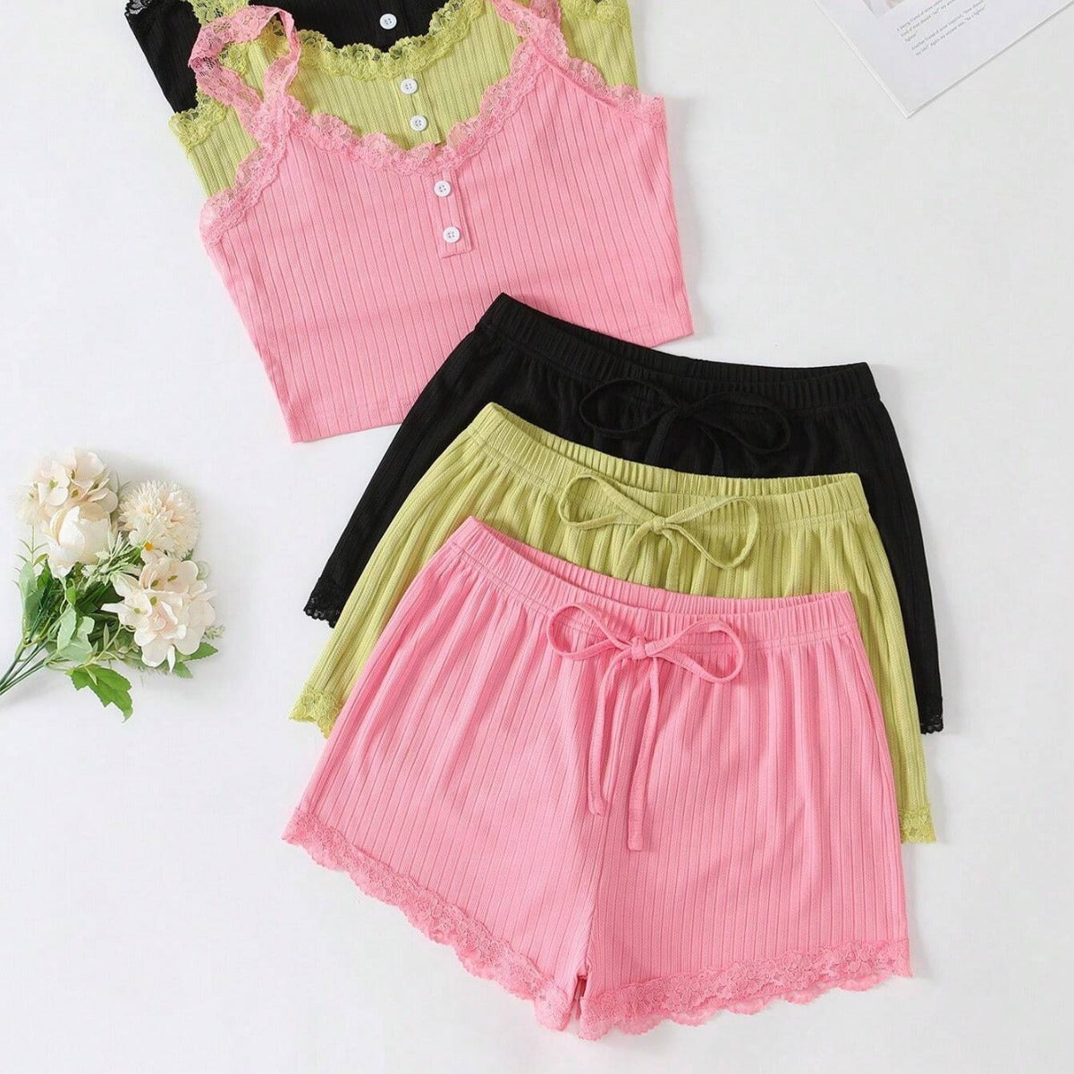 Negligé- und Morgenmantel-Set aus Satin mit Spitzen-Details, tiefem Dekolleté vorne und hinten sowie Spaghettiträgern