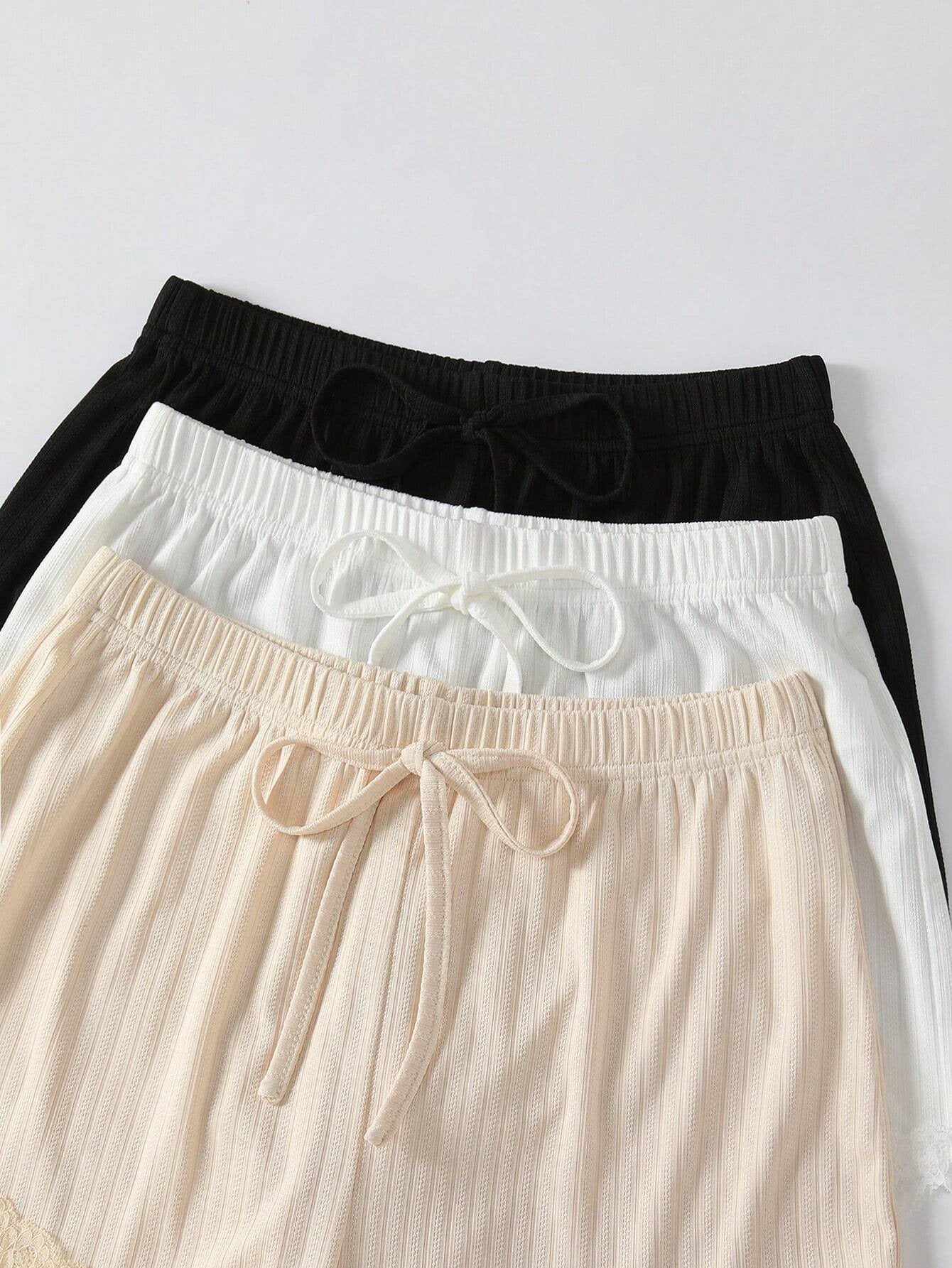 Negligé- und Morgenmantel-Set aus Satin mit Spitzen-Details, tiefem Dekolleté vorne und hinten sowie Spaghettiträgern