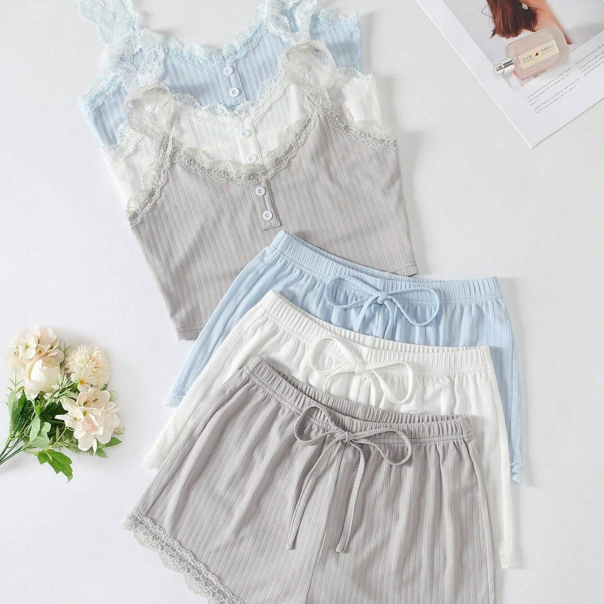 Negligé- und Morgenmantel-Set aus Satin mit Spitzen-Details, tiefem Dekolleté vorne und hinten sowie Spaghettiträgern