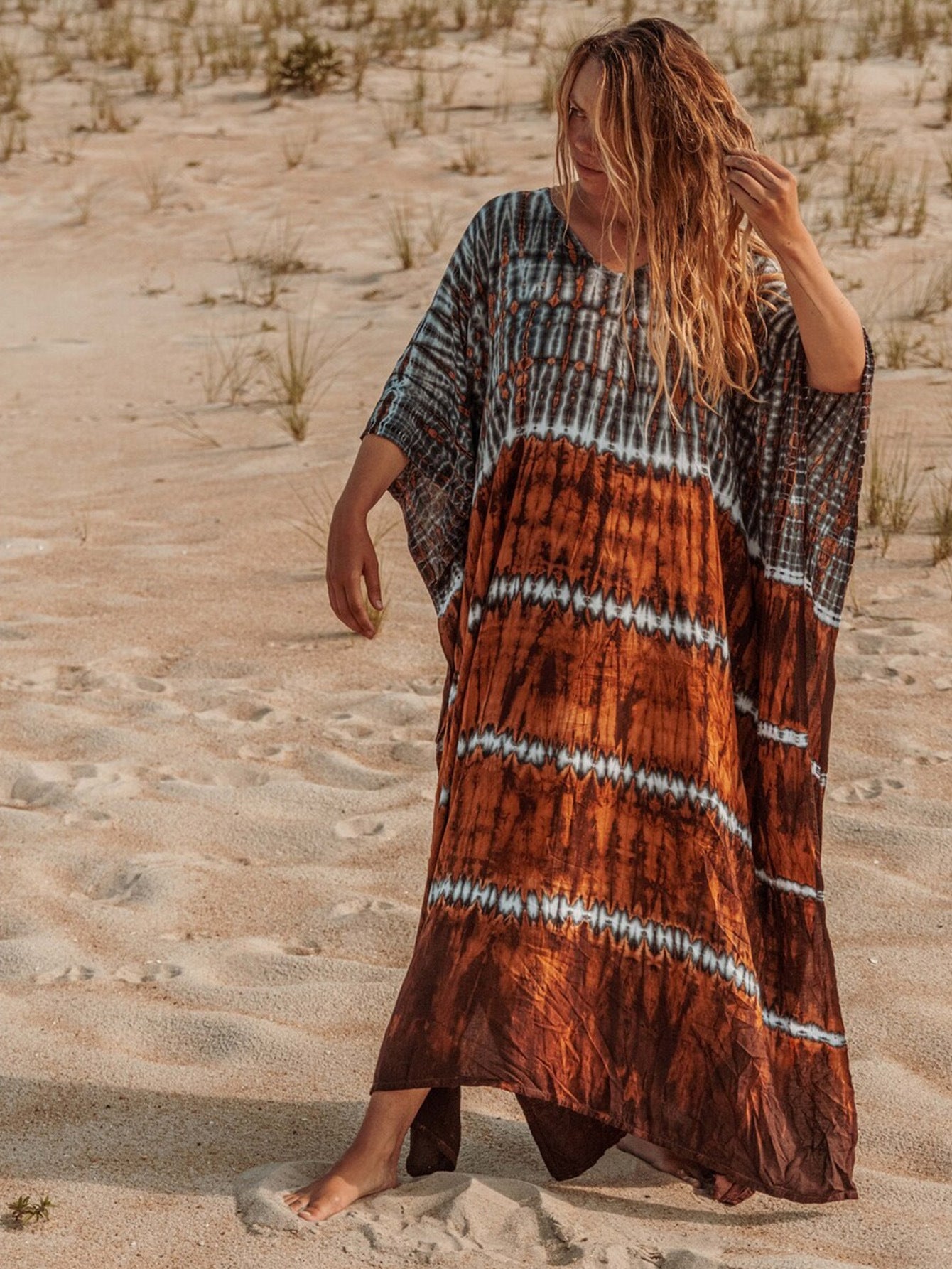 Negligé- und Morgenmantel-Set aus Satin mit Spitzen-Details, tiefem Dekolleté vorne und hinten sowie Spaghettiträgern